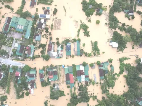 Kinh hoàng lũ nhấn chìm quốc lộ 7 miền Tây Nghệ An, những hình ảnh tại hiện trường chỉ lướt qua cũng đủ nhói lòng