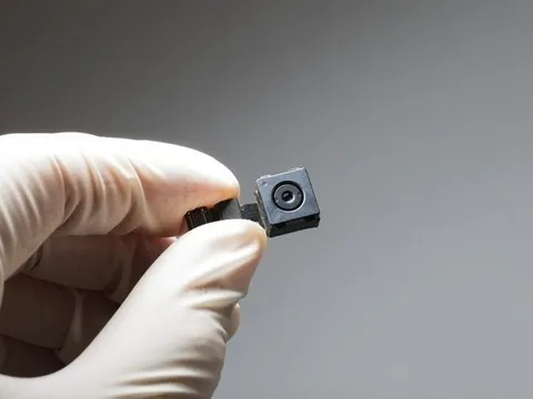 Chồng đặt camera quay lén cảnh nhạy cảm với vợ để ép làm việc này, ai cũng phẫn nộ