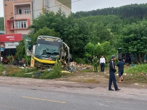 Vụ lật xe khách ở Hà Tĩnh 9 người tử vong, hơn 10 người bị thương: 1 thông tin vô cùng đau lòng, liên quan hành khách
