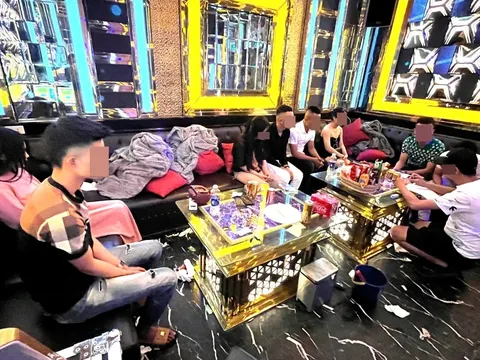Cảnh sát đột kích karaoke Rich Kid và karaoke 9999 ở Đà Nẵng, 14 nam thanh nữ tú đang làm chuyện đáng xấu hổ