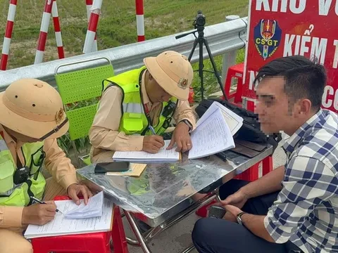 Hãi hùng tài xế sử dụng bằng lái B2 điều khiển xe khách 29 chỗ trên cao tốc, loại xe cần bằng D trở lên