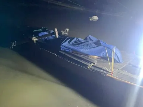 Phát hiện thi thể nam giới trên ghe vô chủ trôi giữa đêm: Tiết lộ về hình xăm lạ ở sau lưng