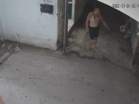 Camera ghi lại hình ảnh đối tượng cầm súng hùng hổ nổ súng khi công an kiểm tra hành chính:Cởi trần, xăm trổ, đi cùng 1 cô gái