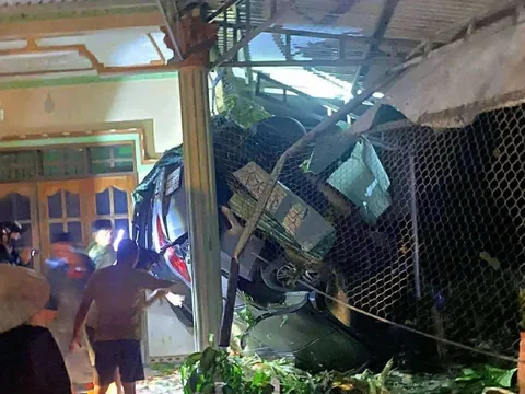 Rùng mình khoảnh khắc ô tô bị mất lái lao thẳng vào nhà dân, hậu quả quá đau lòng