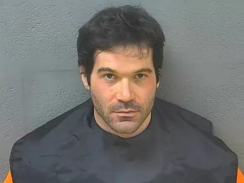 Bé gái 14 tuổi phát hiện bị ghi hình bí mật trong nhà vệ sinh trên máy bay, hé lộ 4 bé gái khác cũng là nạn nhân của cựu tiếp viên hàng không với sự thật kinh hoàng