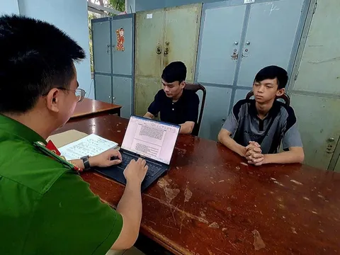 Nghĩ bị nhìn đểu, bàn bạc đánh nhau và cái kết là nhiều nhát dao oan nghiệt