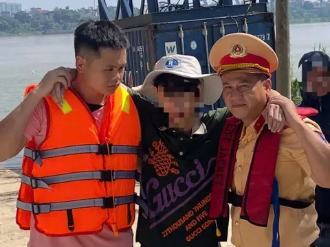 Nam thanh niên nghi nhảy cầu tự tử rồi bám vào phao nổi trên sông Hồng