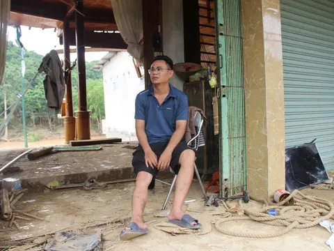 Xót xa: Bác sĩ vượt lũ trong đêm đi cứu sản phụ, lúc trở về thì nhà bị cuốn trôi