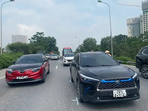 Cận cảnh khoảnh khắc hãi hùng 4 ô tô va chạm liên hoàn trên đại lộ Thăng Long