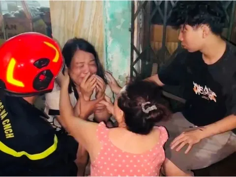 Hải Phòng: Thót tim 5 người mắc kẹt trong ngôi nhà khóa trái cửa cháy rừng rực trong đêm