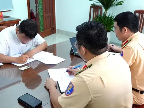 Vừa lái xe vừa xỉa răng trên đường phố, thanh niên chơi ngông nhận cái kết không thể khác