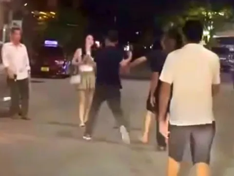 Khoảng 10 người đàn ông lao vào hành hung 3 phụ nữ trước quán karaoke Phantom ở Quảng Ninh: Châm ngòi là cái ôm eo khiếm nhã?
