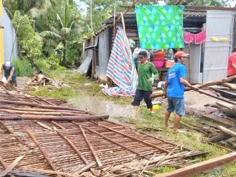 Dông lốc lớn tốc mái và đánh sập 20 ngôi nhà ở Cà Mau, thiệt hại đau lòng