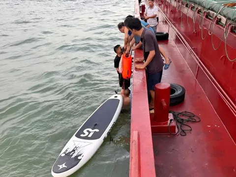 Từ Nghệ An sang Hà Tĩnh chèo ván sup chơi, hai bố con bị sóng đẩy trôi hơn 30 km, suốt 13 giờ lênh đênh trên biển