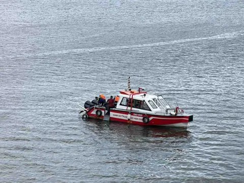 Tìm cô gái nghi nhảy cầu bất ngờ phát hiện 2 thi thể nam giới: Đặc điểm nhận dạng của nạn nhân