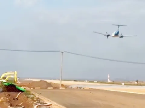 Clip: Đã mắt xem chuyến bay hiệu chuẩn đầu tiên trên sân bay Long Thành được thực hiện bằng máy bay chuyên dụng