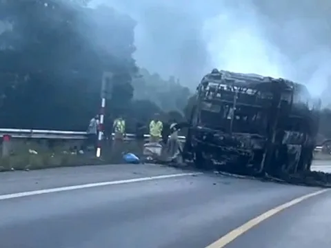 Hiện trường xe giường nằm cháy trơ khung trên cao tốc, hành khách ra sao?