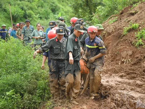 Xót lòng khoảnh khắc lực lượng chức năng đưa thi thể 2 cháu bé là anh em ruột bị lũ cuốn ra khỏi đống bùn lầy