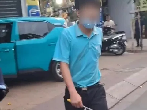 Taxi tông sập tường nhà dân, tài xế cầm dao đi quanh hiện trường để làm gì?