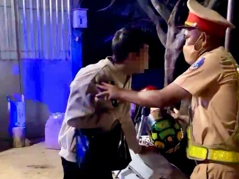 Cảnh sát giao thông dùng xe đặc chủng đưa người bị đau tim đi cấp cứu kịp thời