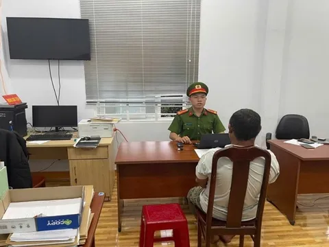 Bố vợ cầm dao đe dọa Cảnh sát vì "bênh" con rể vi phạm luật giao thông