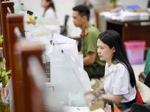 Tin vui: Bộ Chính trị, Ban Bí thư yêu cầu xử lý dứt điểm chính sách với cán bộ, công chức chịu ảnh hưởng từ sắp xếp tổ chức trước ngày 31/8