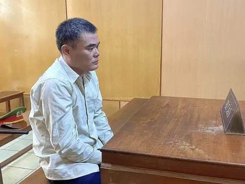 Bùng nổ cuộc tranh cãi về việc không vệ sinh vật dụng lấy cơm, gã tù nhân được ví "đại bàng buồng giam" lĩnh án tử