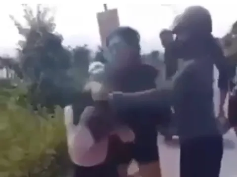 Nhóm 5 phụ nữ chửi thề, la hét và thay nhau đánh thiếu nữ 14 tuổi: Tiết lộ sốc trước đó đã từng bị lột đồ, sang nhà gây sức ép gỡ clip