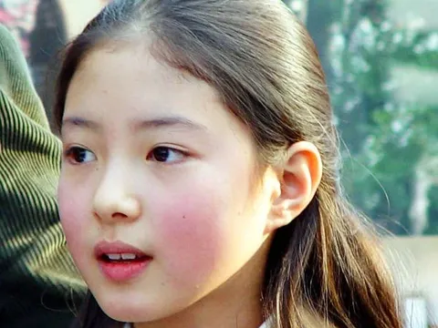 Bé gái sinh ra đẹp như tranh vẽ, mẹ cho làm diễn viên vì sợ bị bắt cóc, nhan sắc khi lớn gây rúng động cả nước