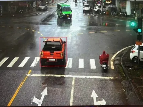 Nữ tài xế vượt đèn đỏ vô cùng bất ngờ khi được CSGT thông báo Ford bán tải gắn biển số "siêu đẹp" 98A-968.68 là biển giả