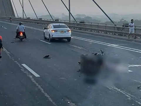 Hiện trường vụ tai nạn giao thông trên cầu Nhật Tân: Mô tô phân khối lớn vỡ tung nhiều mảnh vụn đầy ám ảnh quanh 1 thi thể