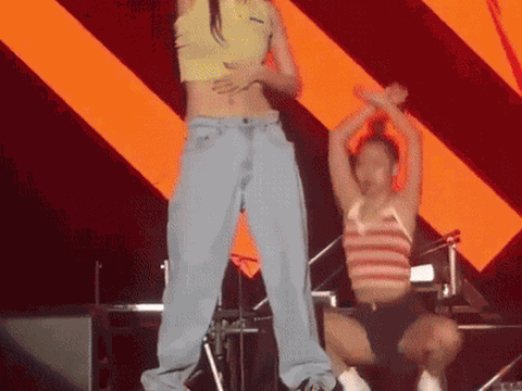 Nữ ca sĩ nổi tiếng cởi phăng áo, chỉ mặc mỗi đồ lót biểu diễn khiến khán giả đỏ mặt tía tai