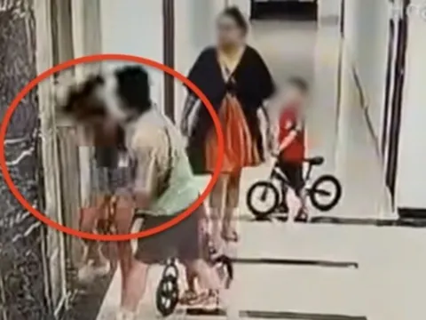 Vụ gã xăm trổ hành hung cô gái trẻ tại chung cư ở Hà Nội: Nhân chứng tiết lộ thêm tình tiết bất ngờ sau câu nói "mày đánh con tao"