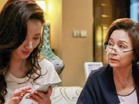Mẹ chồng đi du lịch 5 ngày, về nhà thấy cảnh con dâu chăm cháu, bà lạnh hết sống lưng