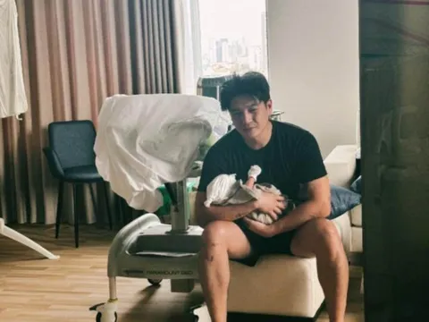 Ngô Thanh Vân reo lên khi thấy ái nữ có mũi cao tự nhiên, Huy Trần kém sắc, giảm vài cân chỉ sau 1 tuần trông con