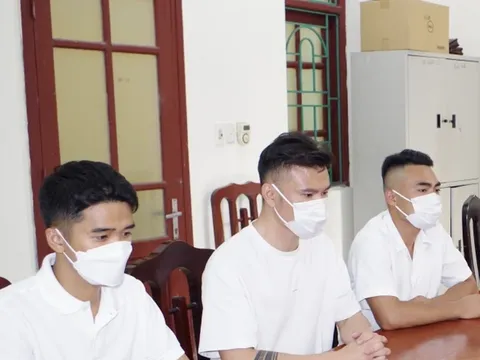 Lời khai tại cơ quan công an của nhóm 3 thanh niên tự đóng "cảnh nóng" trên xe Mercedes ở Ninh Bình, lộ đạo cụ gây sốc để giả gái