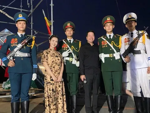 Võ Hạ Trâm được chiến sĩ từng duyệt binh tại Quảng trường Đỏ xin chụp ảnh, nghe cách xưng hô mà dân tình "bật ngửa"