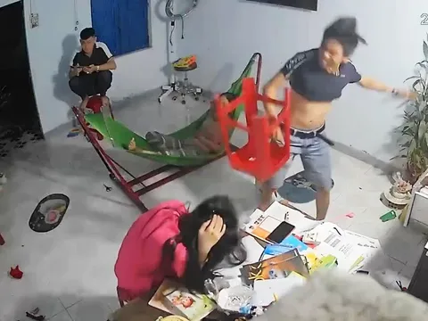 Lời gan ruột của người anh trai cầm ghế đánh em gái: "Tôi từng van xin em đừng làm mẹ buồn nữa"
