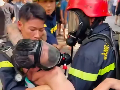 Cảnh sát nhường mặt nạ phòng độc cho người đàn ông mắc kẹt trong nhà cháy, nghi phóng hỏa