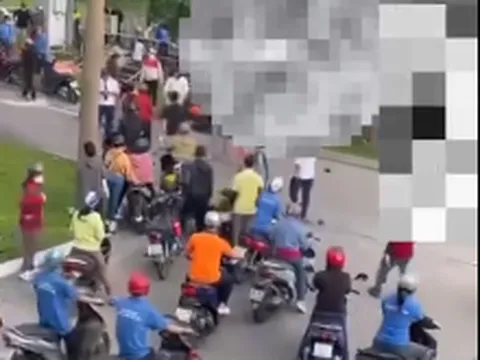 Clip: 2 nhóm nam, nữ ẩu đả tại cổng sau Công ty Biti's trong Khu Công nghiệp Amata gây náo loạn