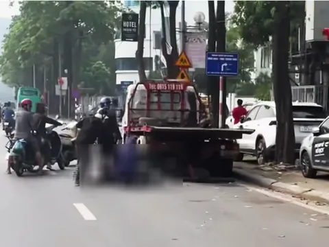 Nam thanh niên tử vong tại chỗ vì đâm vào xe cứu hộ đỗ ven đường: Hiện trường ám ảnh
