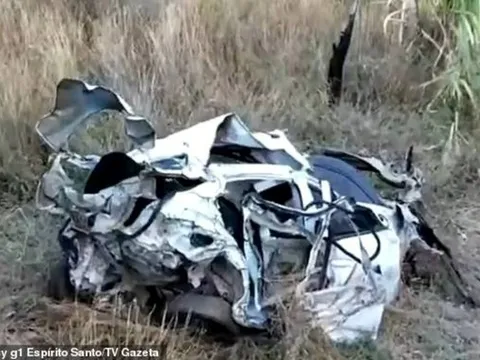 Cặp đôi "ân ái" trong ô tô, xe rung lắc dữ dội trượt xuống vực sâu, cả 2 tử vong thương tâm: Hiện trường thê thảm khiến ai cũng nhói lòng, xót xa 3 đứa trẻ nhỏ