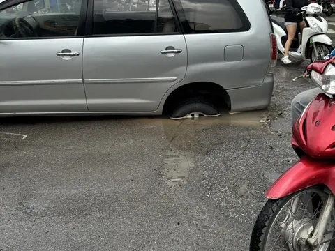Xe 7 chỗ sụt "hố tử thần" ở Hà Nội, tiết lộ nguyên nhân gây bất ngờ, trùng khớp kỳ lạ vụ xe SH gần 1 tháng trước