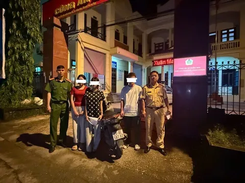 Công an thông tin chính thức vụ 3 học sinh đi trên 1 xe máy, không đội mũ bảo hiểm có hành động cực phản cảm với đoàn A80