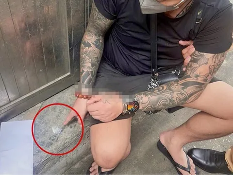 Biểu hiện bất minh của thanh niên “xăm trổ” trên phố Hồ Tùng Mậu "tố" hành vi không thể chấp nhận được