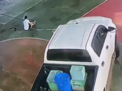 Đến trường đón vợ là giáo viên, chồng cán qua người nam sinh, camera ghi lại khoảnh khắc đầy căm phẫn