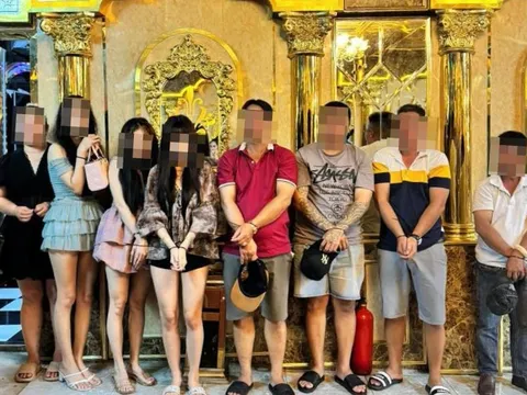 Cảnh sát ập vào quán karaoke ở Phú Quốc, bắt quả tang 23 nam thanh nữ tú làm chuyện động trời