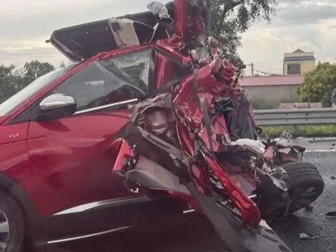 Kinh hoàng hiện trường ô tô con bị vò nát sau cú va chạm trên cao tốc Hà Nội - Hải Phòng: Tội nghiệp 4 nạn nhân