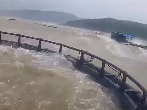 Cận cảnh sóng lớn, gió mạnh do ảnh hưởng bão số 5 đánh trôi nhiều lồng bè nuôi cá của người dân