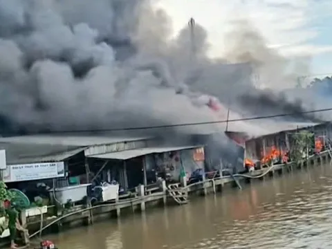 Thông tin mới vụ nghi chồng chém vợ đốt nhà cháy lan khắp cả khu chợ ở Cà Mau: Hé lộ mối quan hệ bất ngờ của hai "vợ chồng"